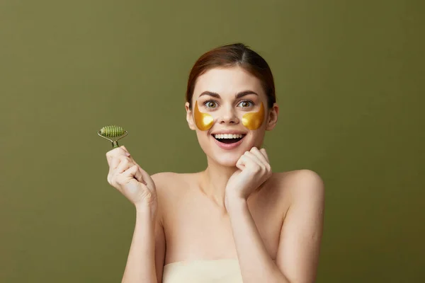 Potret wanita tambalan perawatan kulit peremajaan menyenangkan setelah mandi pijat wajah latar belakang hijau — Stok Foto
