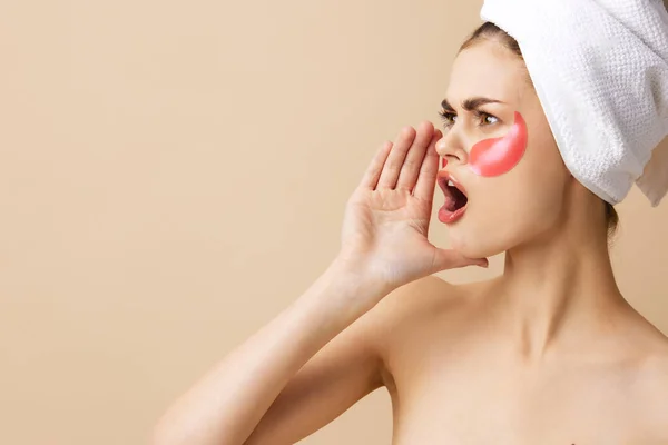 Mujer parches rejuvenecimiento cuidado de la piel divertido fondo beige —  Fotos de Stock