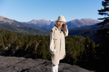 Dağ manzarasının zirvesinde duran turist orman dinlenmesi