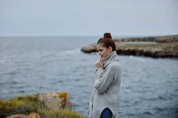 Ritratto Una Donna Maglione Grigio Una Riva Rocciosa — Foto Stock