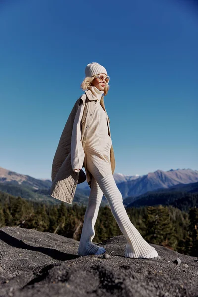Kobieta Stojąca Szczycie Góry Wysokiej Jakości Zdjęcie — Zdjęcie stockowe