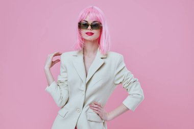 Beyaz ceketli güzel kadın. Pembe saçlı. Glamor Kozmetik 'in arka planı değişmemiş.