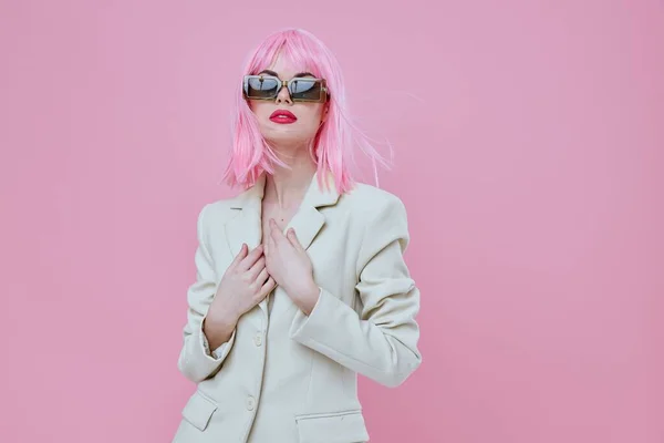 Όμορφη νεαρή γυναίκα μοντέρνο στυλ ροζ μαλλιά γυαλιά ηλίου χρώμα φόντο αναλλοίωτο — Φωτογραφία Αρχείου