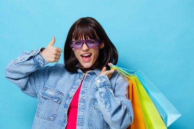 Mağazada alışveriş yapan genç bir kadın eğlence sektörü yaşam tarzı modası