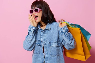 Mağazadan alışveriş yapan kadın portresi eğlenceli pembe arka plan