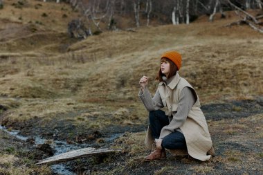 Sonbahar ormanındaki bir kadının portresi. Temiz hava seyahati manzarası.