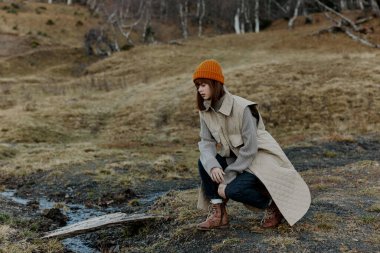 Kadınlar sonbahar havası dağlarında rahatlamak için dışarı çıkarlar.