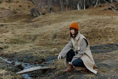 Yapraksız genç kadın ağaçlar seyahat eder temiz hava manzarası