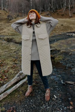 Yapraksız turist ağaçları, temiz hava manzarasıyla seyahat eder.