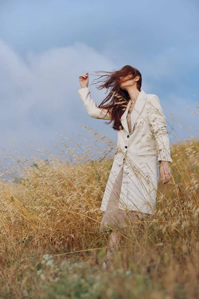 Bela mulher andar no campo outono conceito temporada — Fotografia de Stock