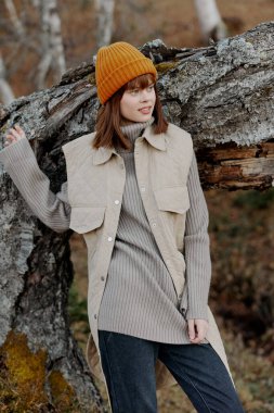 Sonbahar tarzı bir ağacın yanında duran kadın temiz hava manzarası