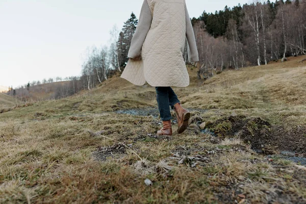 Weibliche Füße wandern Natur Herbst Reise Landschaft — Stockfoto