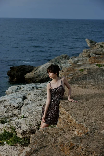 Mulher de vestido moderno natureza luxo posando liberdade elegância — Fotografia de Stock