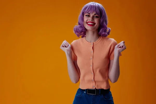 Beleza Moda mulher mão gestos roxo cabelo moda roupas cor fundo inalterado — Fotografia de Stock