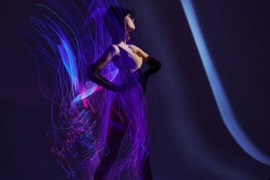 Güzel kadın neon çizgileri model cazibe renk arkaplanı değiştirilmemiş
