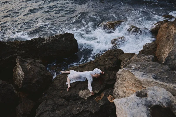 白いドレスの野生の岩の海岸の人里離れた場所の裸足の女性変更なし — ストック写真