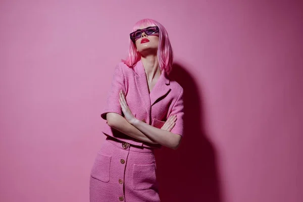 Όμορφη νεαρή γυναίκα χειρονομίες με τα χέρια του με ένα ροζ σακάκι Studio Μοντέλο αμετάβλητη — Φωτογραφία Αρχείου