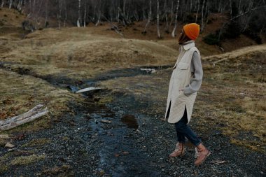 Turuncu şapkalı kadın. Sonbahar nehri yaşam tarzı.