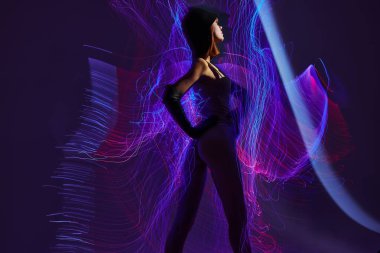 Güzellik modası neon hatları açık poz stüdyo modeli değiştirilmemiş.