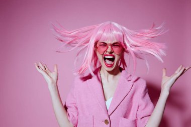 Çekici bir bayan portresi parlak makyaj pembe saç göz alıcı gözlük renk arka plan değiştirilmemiş