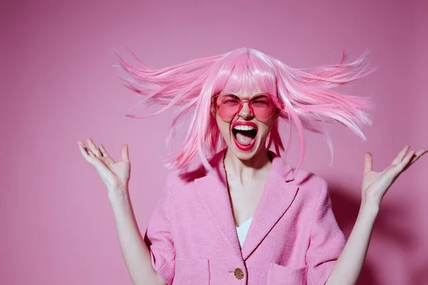Πορτρέτο μιας γοητευτικής κυρίας φωτεινό μακιγιάζ ροζ μαλλιά αίγλη κομψό γυαλί χρώμα φόντο αναλλοίωτο — Φωτογραφία Αρχείου