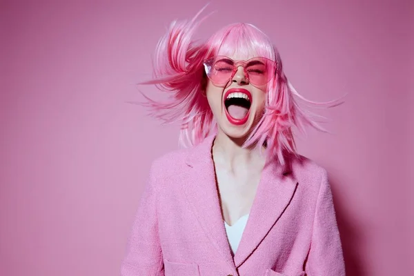 Csinos fiatal nő rózsaszín szemüvegben kozmetikumok csillogás érzelmek Studio Model változatlan — Stock Fotó