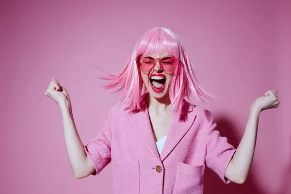 Retrato de una joven mujer brillante maquillaje pelo rosa glamour elegantes gafas color fondo inalterado —  Fotos de Stock