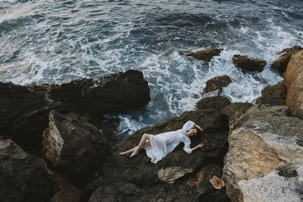 Deniz kıyısında beyaz gelinlik içindeki güzel gelin yukarıdan ıslak saç manzarası — Stok fotoğraf