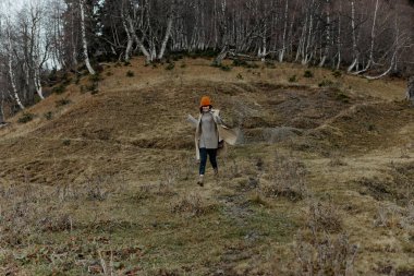 Sonbahar kıyafetleri içinde bir kadın portresi. Doğa ağaçları rahatlamak için seyahat eder.