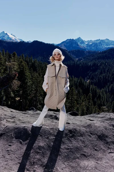 Kobieta klify góry moda pozowanie natura świeże powietrze styl życia — Zdjęcie stockowe