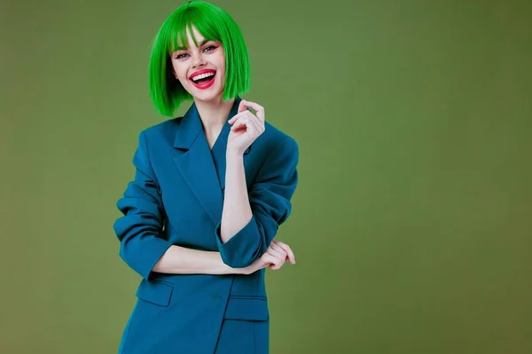 Θετική νεαρή γυναίκα διασκεδαστική χειρονομία χέρια πράσινα μαλλιά μόδα πράσινο φόντο αναλλοίωτο — Φωτογραφία Αρχείου