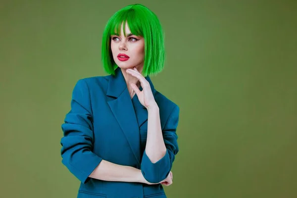 Positivo giovane donna divertente gesto mani verde capelli moda verde sfondo inalterato — Foto Stock