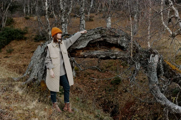 Mladá žena v podzimním oblečení příroda stromy cestování krajina — Stock fotografie