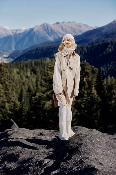 Kobieta moda ubrania góry krajobraz natura krajobraz — Zdjęcie stockowe