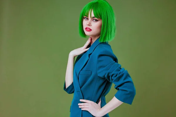 Πορτρέτο του ένα γοητευτικό κυρία διασκέδαση χειρονομίες χέρια πράσινο μαλλιά μόδα πράσινο φόντο αναλλοίωτο — Φωτογραφία Αρχείου