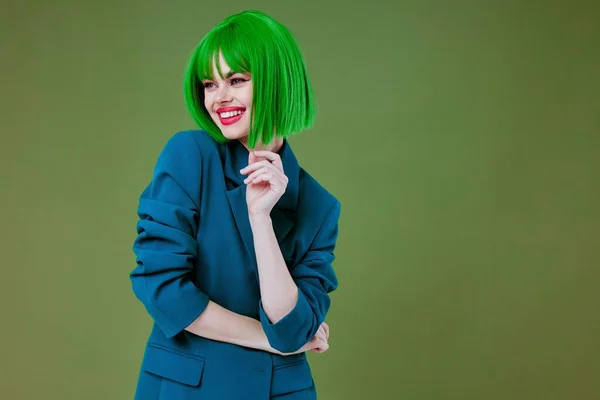 Όμορφη μοντέρνα κοπέλα φορώντας ένα πράσινο περούκα μπλε σακάκι θέτοντας στούντιο μοντέλο αναλλοίωτο — Φωτογραφία Αρχείου