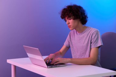 Dizüstü bilgisayarın önündeki adam eğlence menekşe arkaplan