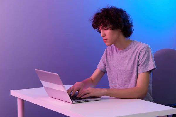 Homem na frente de laptop entretenimento violeta fundo — Fotografia de Stock