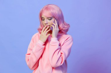 Güzel bir kadın akıllı telefon gülümseme teknolojisi kullanır.