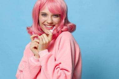 Pembe saçlı, makyajlı bir kadın.