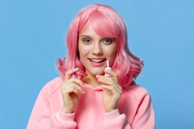 Portre yapan kadın dudak boyuyor Glamor Kozmetik kırpılmış manzara