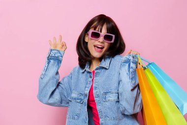 Mağazada alışveriş yapan genç bir kadın eğlence sektörü yaşam tarzı modası