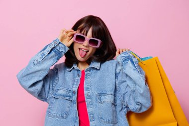 Güzel kadın gülümsemesi renkli paketler mutluluk yaşam tarzı moda