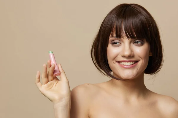 Junge Frau Lächeln Lippen Make-up Charme Kurzhaarschnitt abgeschnitten Ansicht — Stockfoto