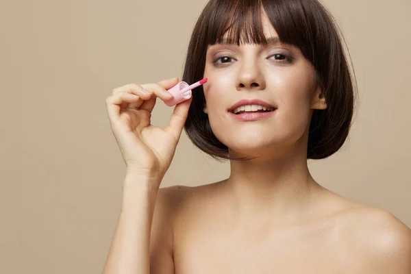 Schöne Frau Make-up Lipgloss in Gesichtsnähe nackte Schultern Nahaufnahme Lifestyle — Stockfoto