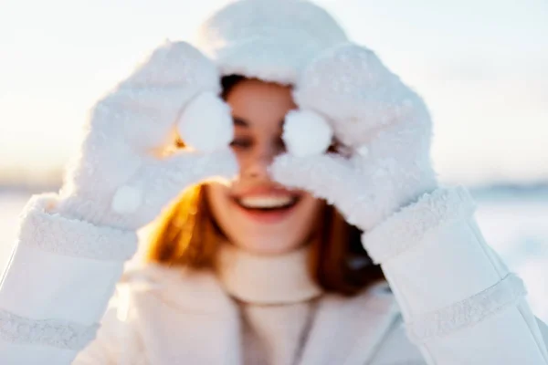 Hermosa mujer en un abrigo blanco en un sombrero paisaje de invierno paseo naturaleza —  Fotos de Stock