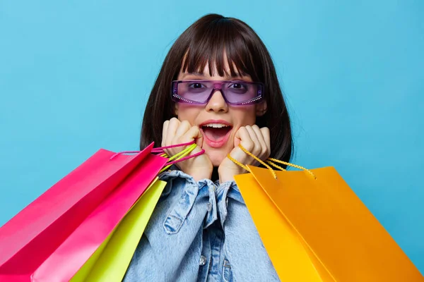 Nő vásárlás a boltban szórakoztató szórakozás kék háttér — Stock Fotó