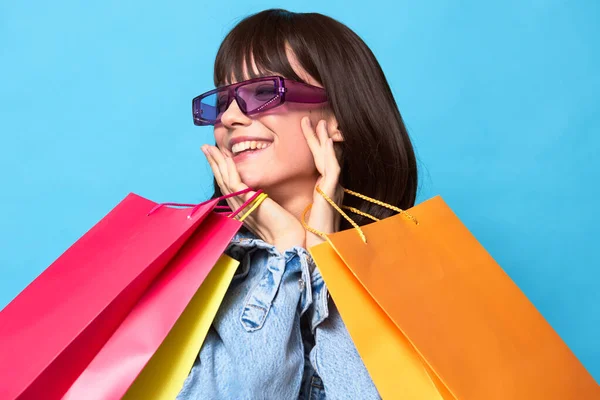 선글라스를 끼고 쇼핑하면서 느끼는 기쁨을 표현 한 그림 속의 여자 — 스톡 사진