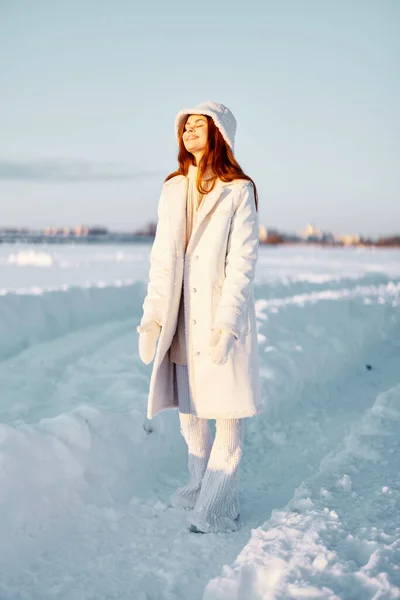 Junge Frau im weißen Mantel mit Hut Winterlandschaftsspaziergang Reise — Stockfoto