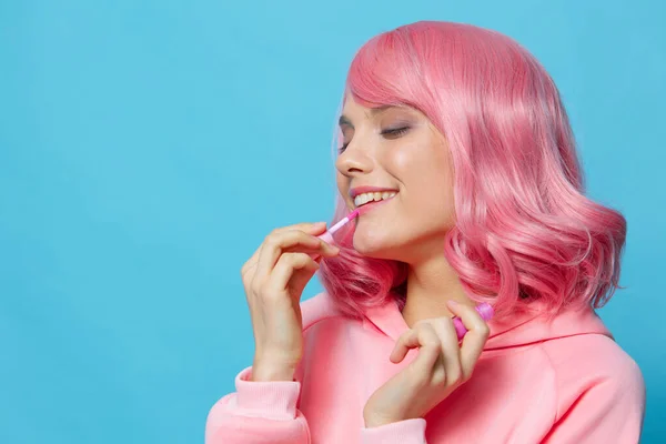 Mujer joven con maquillaje de lápiz labial de pelo rosa Estilo de vida de moda — Foto de Stock